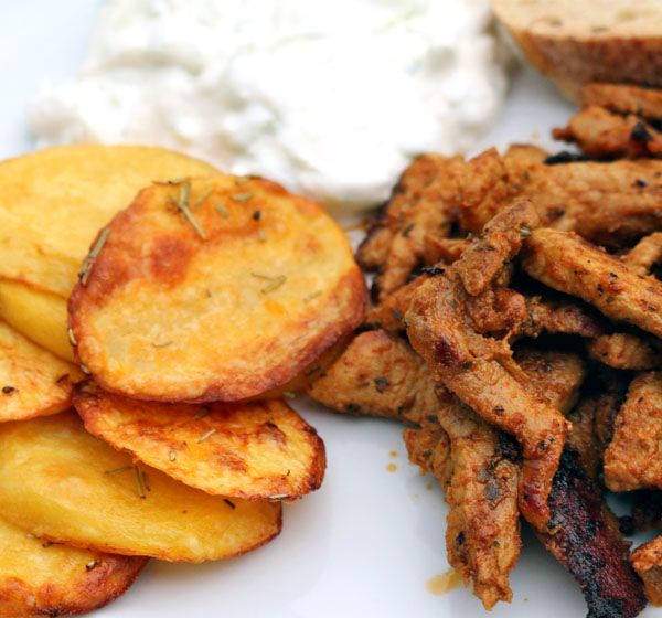 Gyros mit Tzatziki und Kartoffelchips