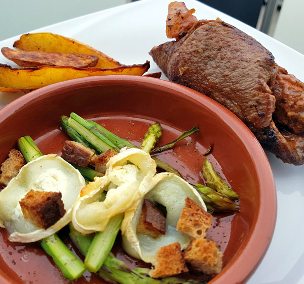 Kalbsröllchen gefüllt mit Pesto Rosso und Serrano, gratiniertem Spargel und Kartoffelschnitze